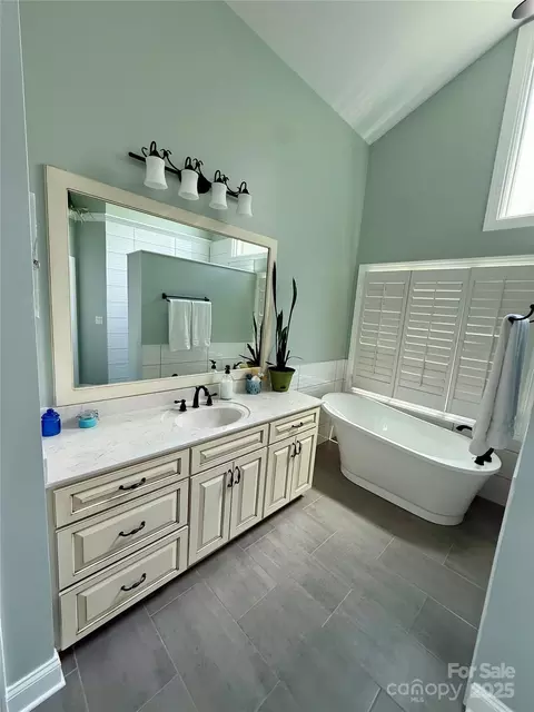 Bath - 1901 Benjamin Dr, Salisbury, NC 28146 photo 3 of 4