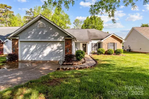 909 Jordans Pond Ln, Charlotte, NC 28214