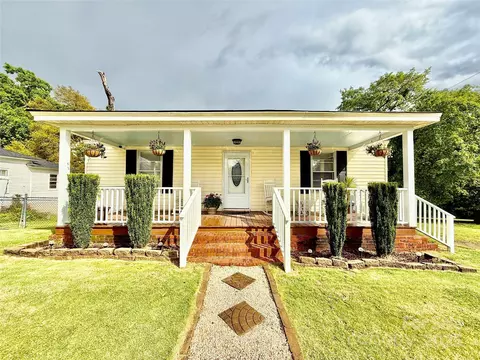 45 Oak St, Great Falls, SC 29055