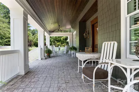 1 Cedar Chine Dr, Asheville, NC 28803