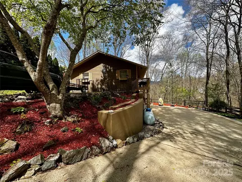45 Pinecrest Dr, Franklin, NC 28734