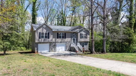 112 N Council Oaks St, Morganton, NC 28655