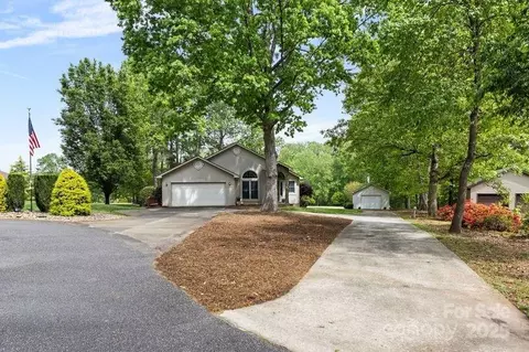 3764 Glenn Oaks Dr, Maiden, NC 28650