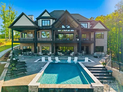 385 Squirrel Ln, Lake Wylie, SC 29710