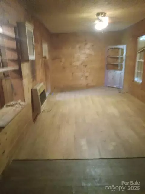 74 Round Top Rd, Mill Spring, NC 28756