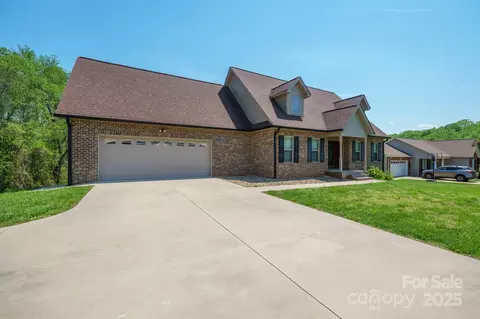 1592 Farmington Hills Dr, Conover, NC 28613