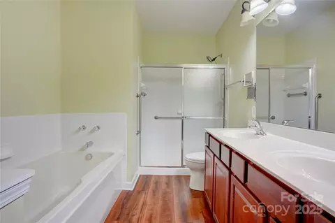Bath - 16746 Amberside E Rd E, Cornelius, NC 28031 photo 3 of 4