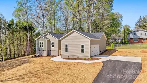 9165 Cherokee Dr, Hickory, NC 28601