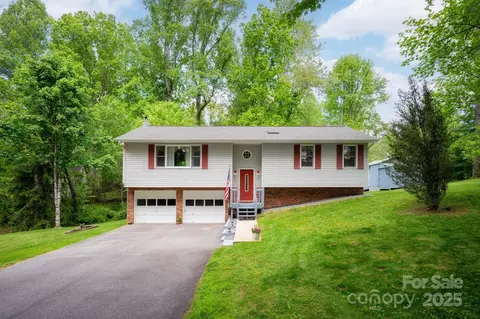15 Heather Ln, Fairview, NC 28730