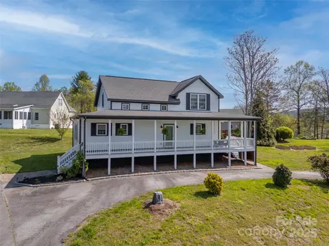 209 Hidden Meadow Dr, Hendersonville, NC 28792