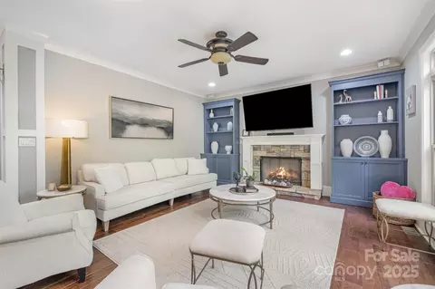 1713 Mt Isle Harbor Dr, Charlotte, NC 28214