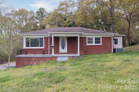 668 Riverside Dr, Lincolnton, NC 28092