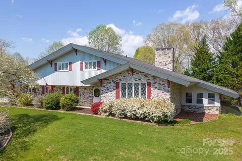 2466 Sweetbriar Cir, Lenoir, NC 28645