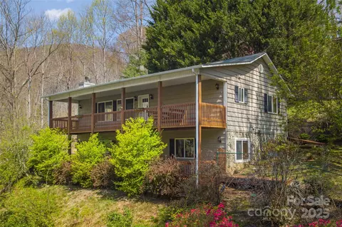 1429 Country Club Dr, Maggie Valley, NC 28751