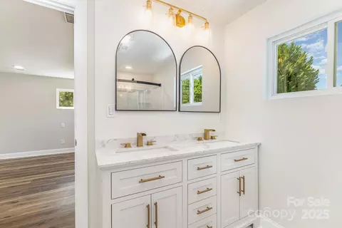 Bath - 112 Circle Dr, Salisbury, NC 28144 photo 2 of 3