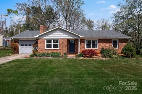 29 Knoll Ridge Dr, Asheville, NC 28804