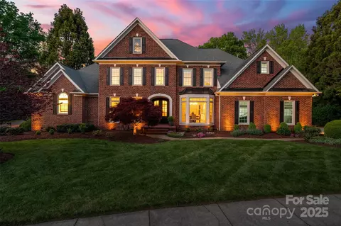 5809 Woodleigh Oaks Dr, Charlotte, NC 28226
