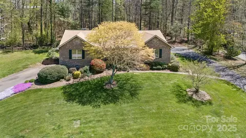 147 Canaan Dr, Candler, NC 28715