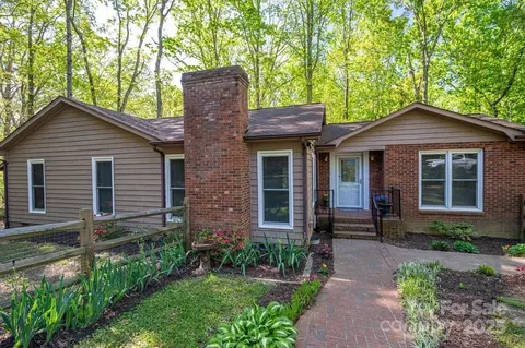 211 W Tennessee Ave, Bessemer City, NC 28016