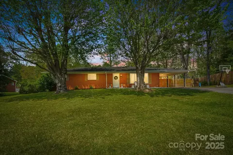 33 Haly Ho Dr, Candler, NC 28715