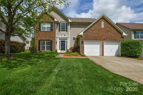 9713 Autumn Applause Dr, Charlotte, NC 28277