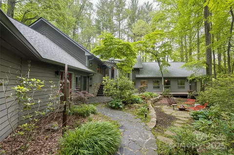 14 Oak Hollow Dr, Asheville, NC 28805
