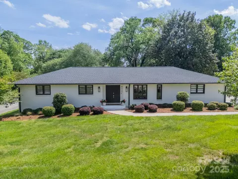 8330 Fallsdale Dr, Charlotte, NC 28214