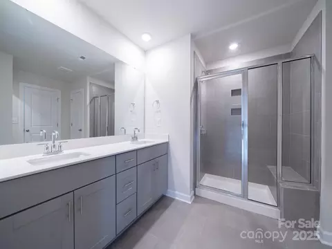 Bath - 1441 31st Ne St NE, Conover, NC 28613 photo 5 of 6