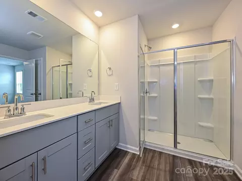 Bath - 1441 31st Ne St NE, Conover, NC 28613 photo 2 of 6