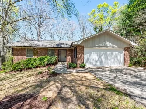 207 Trappers Trl, Hendersonville, NC 28739