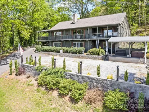 62 Cosmic Ln, Waynesville, NC 28786