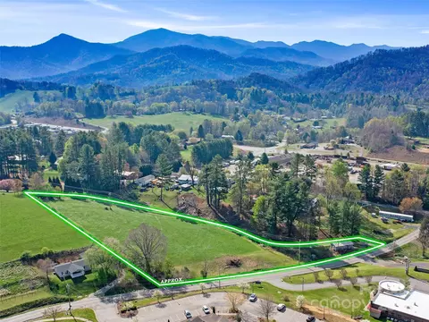 000 Wheeler Hills Rd, Burnsville, NC 28714