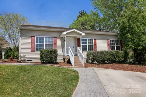 11 N Frederick Ln, Hendersonville, NC 28792