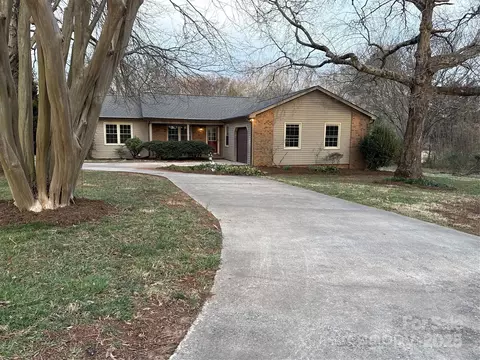 3498 Yorkland Dr, Hickory, NC 28601