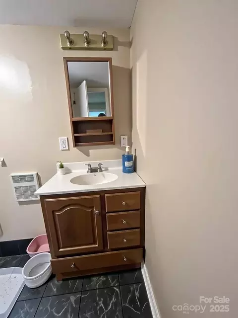 Bath - 19922 Angelus Rd, Jefferson, SC 29718 photo 1 of 1