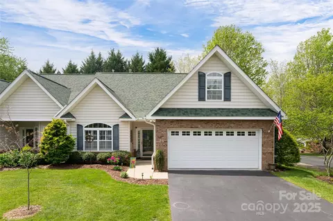 26 Victoria Park Dr, Hendersonville, NC 28792