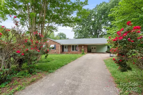 8903 Larchmont Cir, Charlotte, NC 28214