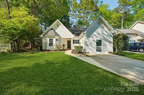 9200 Forest Green Dr, Charlotte, NC 28227