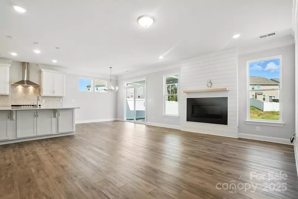 Living - 2012 Embassy Ct, Charlotte, NC 28213 photo 2 of 7