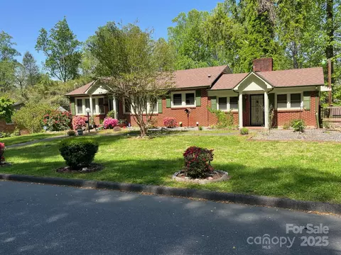 187 E Glenview St, Marion, NC 28752 photo 4