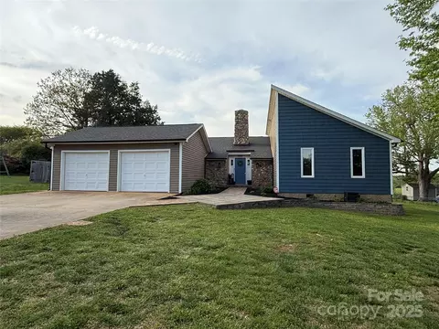 5050 Forest Ridge Dr, Hickory, NC 28602