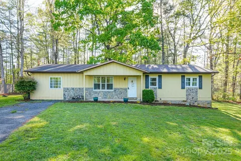 16 Stoney Nob Dr, Hendersonville, NC 28792