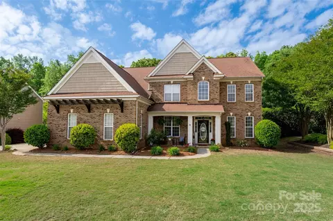 900 Springwood Dr, Waxhaw, NC 28173