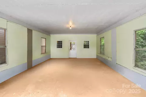 Exterior - 1106 3rd Sw Ave SW, Hickory, NC 28602 photo 5 of 8