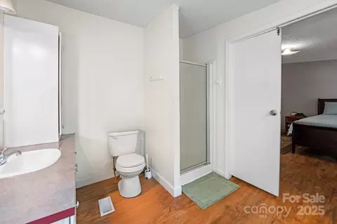 Bath - 1106 3rd Sw Ave SW, Hickory, NC 28602 photo 2 of 3