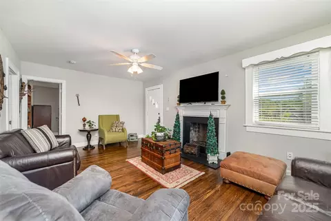 955 E 13th St, Kannapolis, NC 28083 photo 4