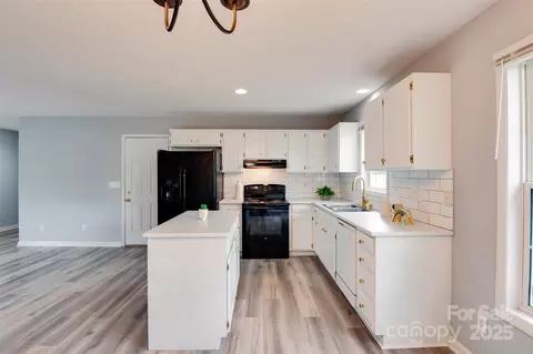 301 Walkers Ridge Dr, Shelby, NC 28152