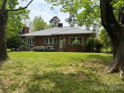 1305 W 5th Ave, Lexington, NC 27295