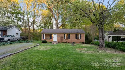 1483 Runabout Rd, Pfafftown, NC 27040