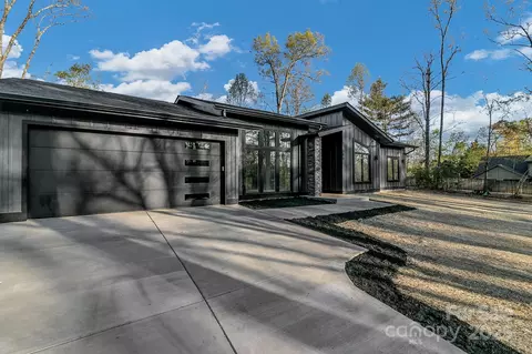 386 Donna Ln, Fairview, NC 28730